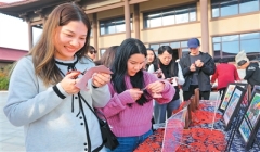 留学生学“非遗”感受中国文化魅力